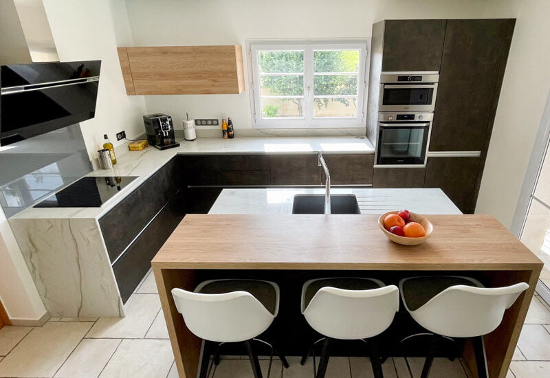 cuisine equipee avec espace mange debout