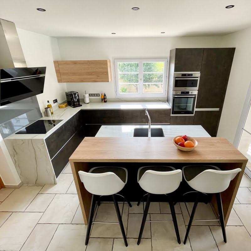 cuisine equipee avec espace mange debout