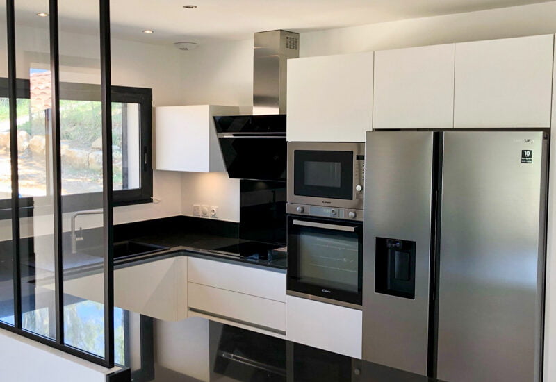 cuisine avec verriere et frigo americain