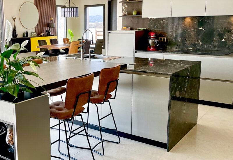 cuisine equipée avec espace repas