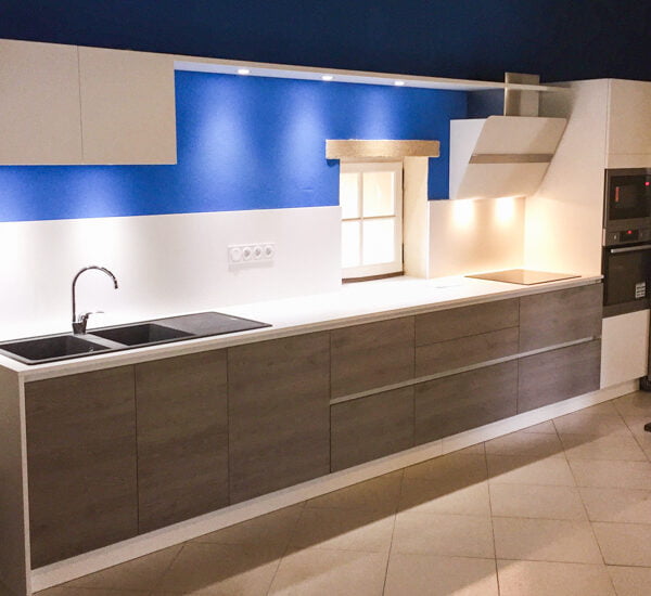 cuisine contemporaine blanche et facades grises avec mur bleu electrique