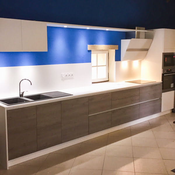 cuisine contemporaine blanche et facades grises avec mur bleu electrique