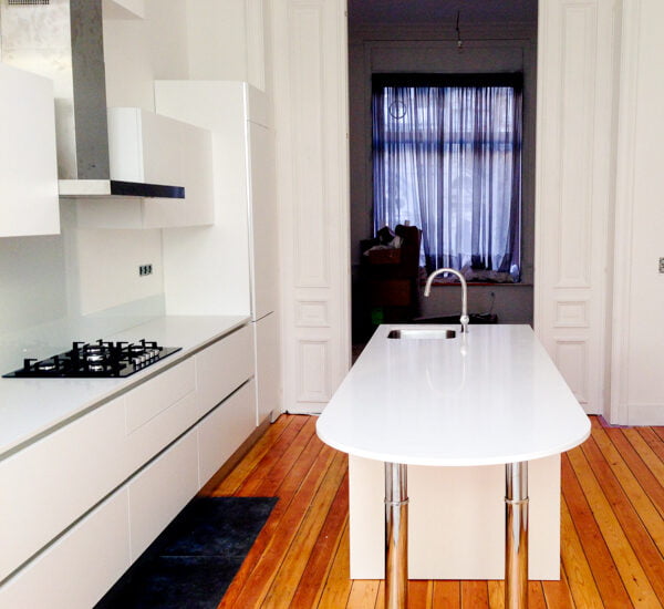 cuisine blanche avec evier intégré îlot arrondi