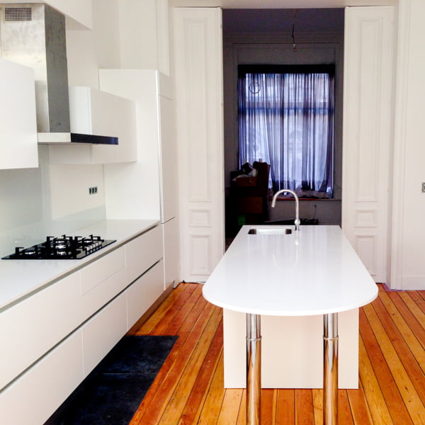 cuisine blanche avec evier intégré îlot arrondi