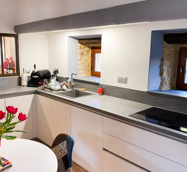 cuisine façades blanches plan de travail gris