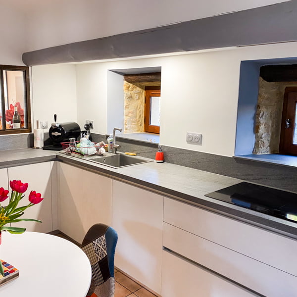 cuisine façades blanches plan de travail gris