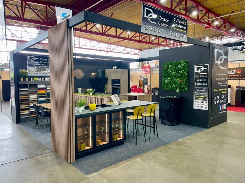 cuisine exposé sur foire alespo 2024. Meuble vitré éclairé. Façade mélaminé rappelant les reflets d'une plaque de métal.