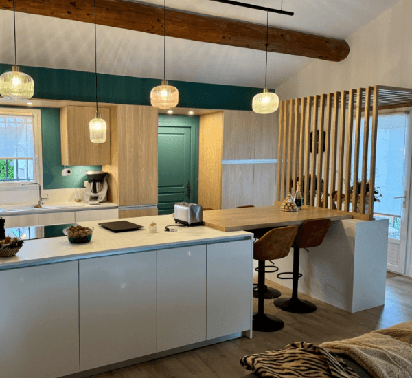 Cuisine et entrée. Laque mat neve et armoire bois Oslo.