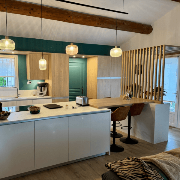 Cuisine et entrée. Laque mat neve et armoire bois Oslo.