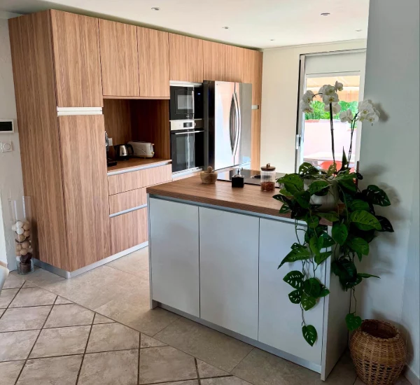 Rénovation d'une cuisine. Bloc d'armoire bois et meubles bas en melamine thermostructuré imitation béton