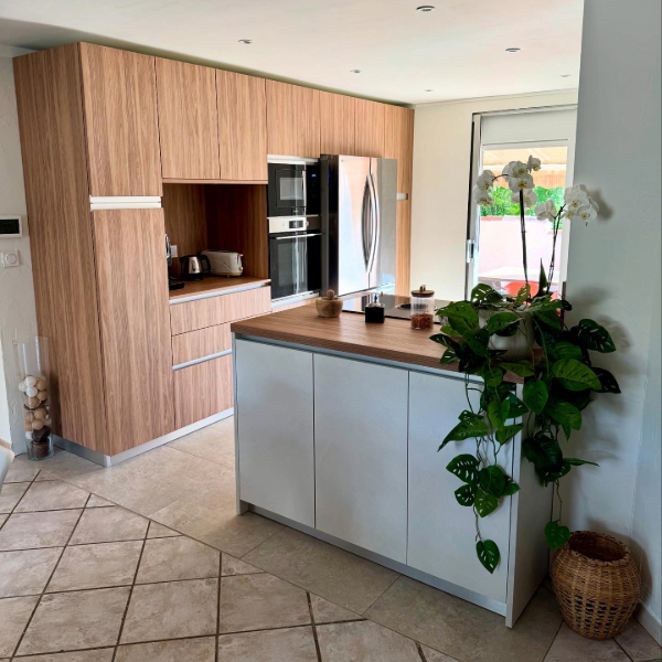 Rénovation d'une cuisine. Bloc d'armoire bois et meubles bas en melamine thermostructuré imitation béton