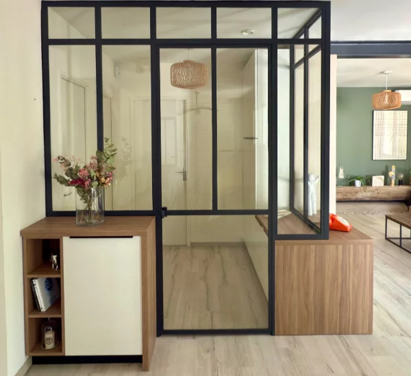Création d'un espace dressing, avec des meubles blanc brillant, un plan de travail bois et une verrière pour fermer le tout.