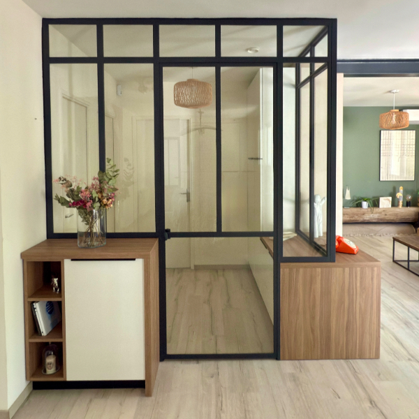 Création d'un espace dressing, avec des meubles blanc brillant, un plan de travail bois et une verrière pour fermer le tout.