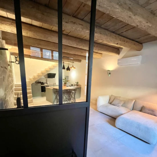 Aménagent d'une cuisine équipée dans un gîte à Uzès. cuisine vert sauge avec un plan de travail stratifiée imitation pierre