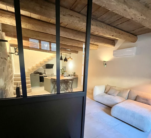 Aménagent d'une cuisine équipée dans un gîte à Uzès. cuisine vert sauge avec un plan de travail stratifiée imitation pierre